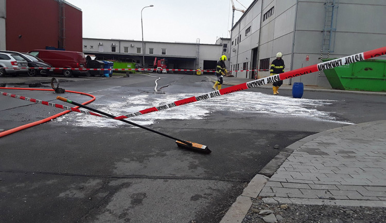 V Olomouci vyteklo do kanalizace 150 litrů koncentrované kyseliny, hasiči zasahují i u nedaleké řeky