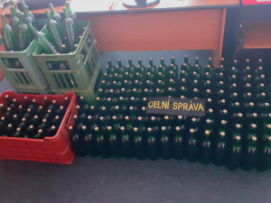 VIDEO: Přetížené BMW zaujalo v Olomouci celníky. Muž vezl 230 litrů nelegálního alkoholu