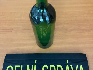 VIDEO: Přetížené BMW zaujalo v Olomouci celníky. Muž vezl 230 litrů nelegálního alkoholu