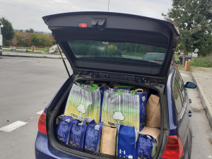 VIDEO: Přetížené BMW zaujalo v Olomouci celníky. Muž vezl 230 litrů nelegálního alkoholu