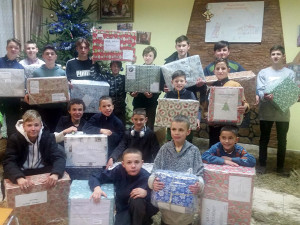 Pro děti na Ukrajině získá charita rekordní počet vánočních balíčků, sbírka se koná po patnácté
