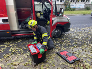 V Olomouci vyteklo do kanalizace 150 litrů koncentrované kyseliny, hasiči zasahují i u nedaleké řeky