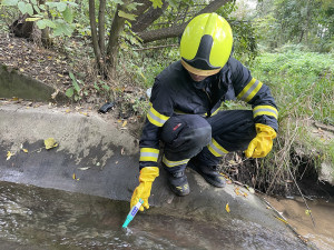 V Olomouci vyteklo do kanalizace 150 litrů koncentrované kyseliny, hasiči zasahují i u nedaleké řeky