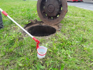 V Olomouci vyteklo do kanalizace 150 litrů koncentrované kyseliny, hasiči zasahují i u nedaleké řeky