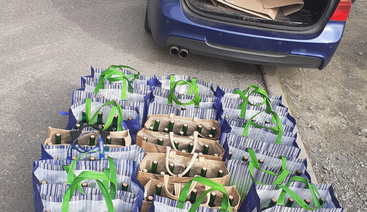 Přetížené BMW zaujalo v Olomouci celníky. Muž vezl 230 litrů nelegálního alkoholu