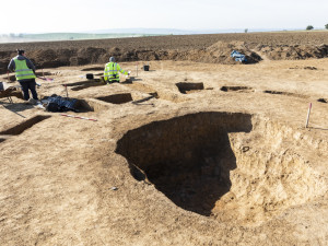 Archeologové zkoumají oblast určenou pro stavbu dálnice u Olomouce, odkryli pravěké i keltské hroby