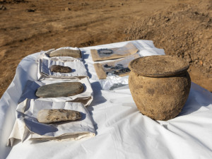 Archeologové zkoumají oblast určenou pro stavbu dálnice u Olomouce, odkryli pravěké i keltské hroby