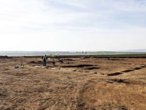 Archeologové zkoumají oblast určenou pro stavbu dálnice u Olomouce, odkryli pravěké i keltské hroby