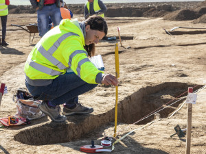 Archeologové zkoumají oblast určenou pro stavbu dálnice u Olomouce, odkryli pravěké i keltské hroby