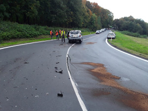Nehoda zablokovala rušnou silnici nad Šternberkem. Hasiči řeší únik stovek litrů nafty