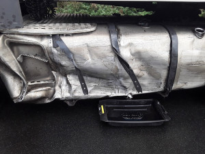 Nehoda zablokovala rušnou silnici nad Šternberkem. Hasiči řeší únik stovek litrů nafty