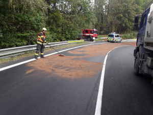 Nehoda zablokovala rušnou silnici nad Šternberkem. Hasiči řeší únik stovek litrů nafty