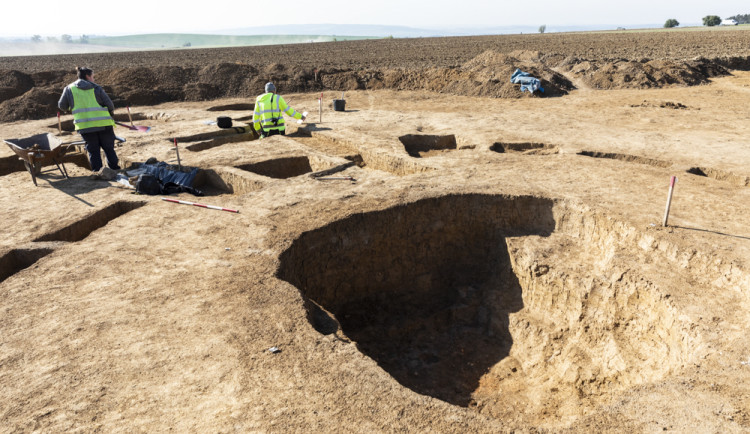 Archeologové zkoumají oblast určenou pro stavbu dálnice u Olomouce, odkryli pravěké i keltské hroby
