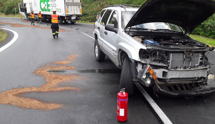 Nehoda zablokovala rušnou silnici nad Šternberkem. Hasiči řeší únik stovek litrů nafty