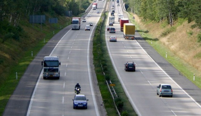 Řidič v dodávce na D1 koukal do navigace a najel do svahu. Poškodil dva poklopy a směrový sloupek