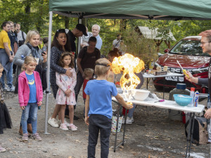 FOTOGALERIE: Strašidelné dekorace i ohňová show. Večer duchů na Svatý Kopeček přilákal davy