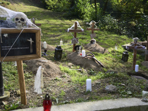 FOTOGALERIE: Strašidelné dekorace i ohňová show. Večer duchů na Svatý Kopeček přilákal davy