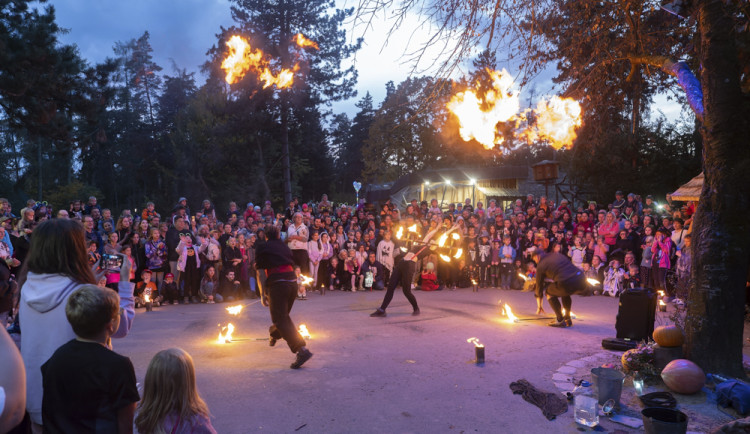 Strašidelné dekorace i ohňová show. Večer duchů na Svatý Kopeček přilákal davy