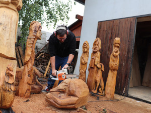 Pro Přerov vyrábí řezbář nový betlém se 16 postavami