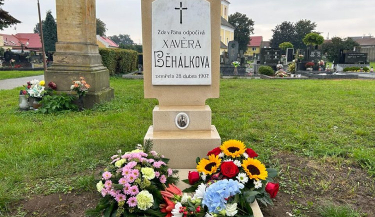 Pomník F. X. Běhálkové