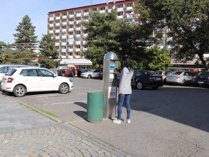 Závory proti nepoctivcům. Přerov zostří výběr plateb za parkování na ploše v centru