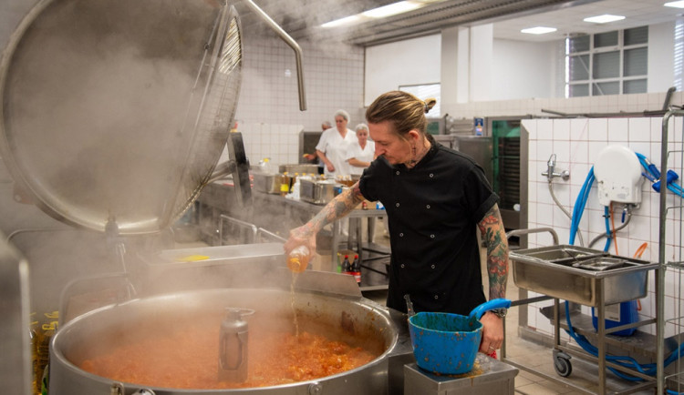 VIDEO: Přemek Forejt překonal v jídelně olomoucké nemocnice rekord. S týmem uvařil přes 3000 porcí