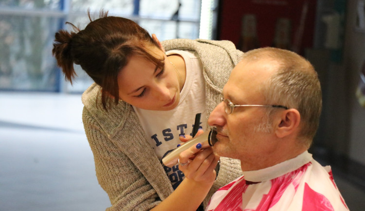 Movember v novoměstské nemocnici. Vousáči v holírně podpoří výzkum a prevenci rakoviny prostaty a varlat