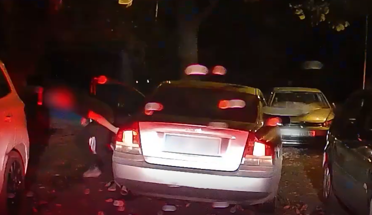 VIDEO: Řidič před pronásledujícími policisty vyskočil v Olomouci z auta. Měl zákaz řízení a u sebe drogy
