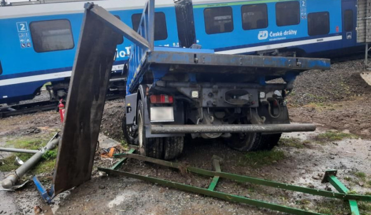 VIDEO: Ve Vikýřovicích se na přejezdu srazilo nákladní vozidlo s osobním vlakem. Dva cestující jsou zraněni