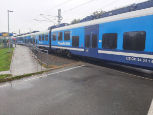 Ve Vikýřovicích se odpoledne srazilo nákladní vozidlo s osobním vlakem. Dva cestující jsou lehce zraněni