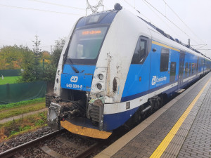 Ve Vikýřovicích se odpoledne srazilo nákladní vozidlo s osobním vlakem. Dva cestující jsou lehce zraněni