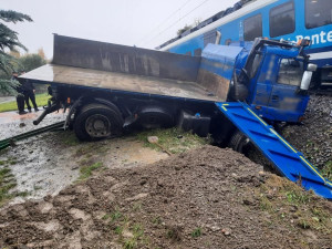Ve Vikýřovicích se odpoledne srazilo nákladní vozidlo s osobním vlakem. Dva cestující jsou lehce zraněni