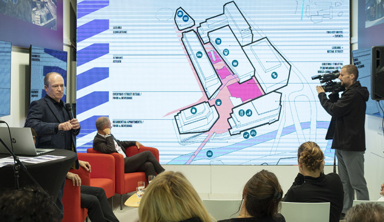 Architekt Robert Bishop (nalevo) při prezentaci plánované výstavby projektu Šantovka District