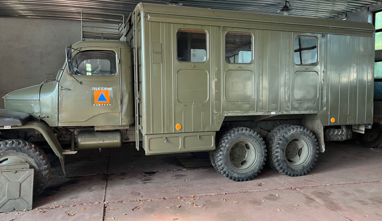 Je libo polní kuchyni, pragovku nebo elektrocentrály. Šumperk draží vyřazený materiál z civilní ochrany