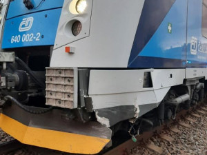 Na železničním přejezdu v Olomouci se auto srazilo s osobním vlakem. Řidič zřejmě přehlédl světla