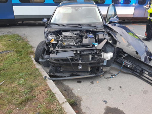 Na železničním přejezdu v Olomouci se auto srazilo s osobním vlakem. Řidič zřejmě přehlédl světla