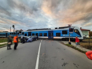 Na železničním přejezdu v Olomouci se auto srazilo s osobním vlakem. Řidič zřejmě přehlédl světla