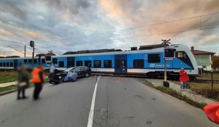 Na železničním přejezdu v Olomouci se auto srazilo s osobním vlakem. Řidič zřejmě přehlédl světla