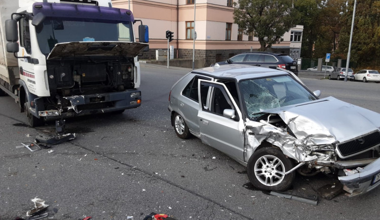 Odpolední nehoda v Třebíči. Srazilo se tam auto s náklaďákem, pro zraněného musela přijet sanitka