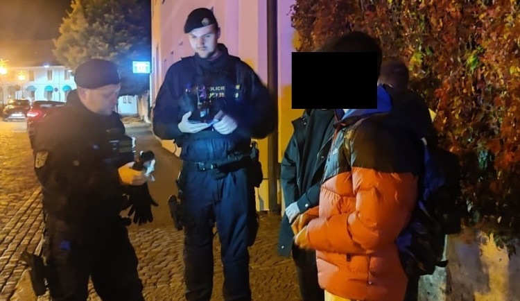 Policisté v kraji kontrolovali mládež, jestli nepije alkohol. Obešli bary, kluby a další místa, kde se mladí lidé schází