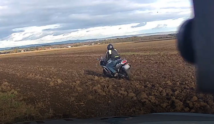 VIDEO: Zdrogovaný motorkář ujížděl před policisty rychlostí až 180 kilometrů. U Slatinic skončil na poli