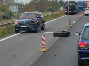 Upadnuté kolo z náklaďáku zastavilo provoz na D35 mezi Mohelnicí a Olomoucí