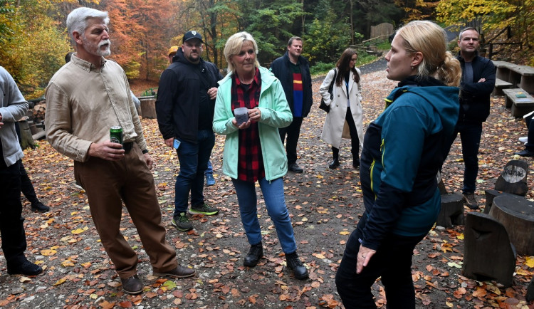 Prezidentský pár si vyšlápl k Lesnímu baru na Jesenicku. Čekaly tam klobásky v udírně a vychlazené pivo