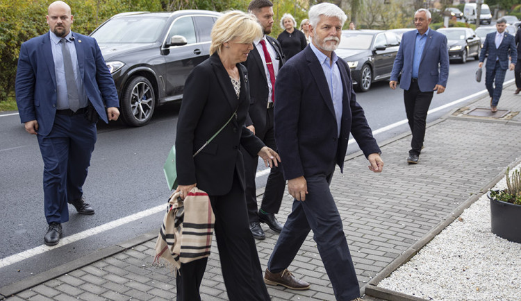 Prezident Petr Pavel s manželkou Evou během návštěvy obce Vápenná na Jesenicku v Olomouckém kraji