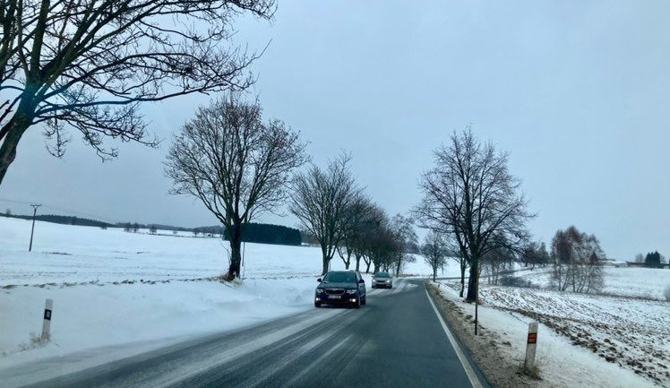 Je nejvyšší čas přezout na zimní pneumatiky, apeluje policie na Vysočině. Řidičům hrozí pokuta