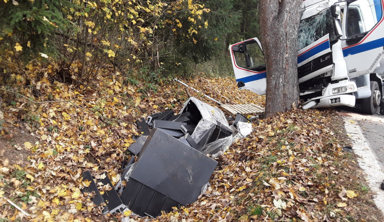 Na Šumpersku havaroval kamion, který převážel šest tun baterií. Do lesa unikla kyselina sírová
