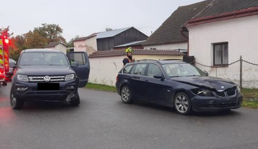 Řidič v Růžené nedal přednost řidičce, co jela po hlavní. Ta spolu se spolujezdcem skončila v nemocnici