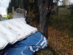 Na Šumpersku havaroval kamion, který převážel šest tun baterií. Do lesa unikla kyselina sírová