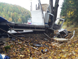 Na Šumpersku havaroval kamion, který převážel šest tun baterií. Do lesa unikla kyselina sírová