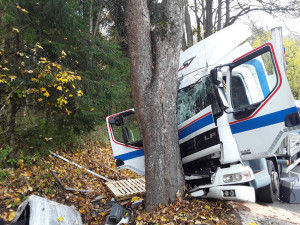 Na Šumpersku havaroval kamion, který převážel šest tun baterií. Do lesa unikla kyselina sírová